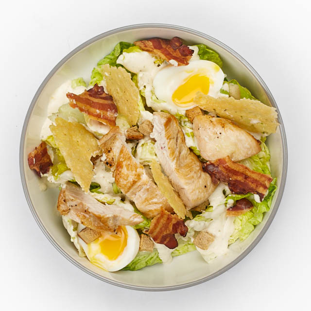 Šalát Caesar s vajíčkom, slaninou a kuracím mäsom